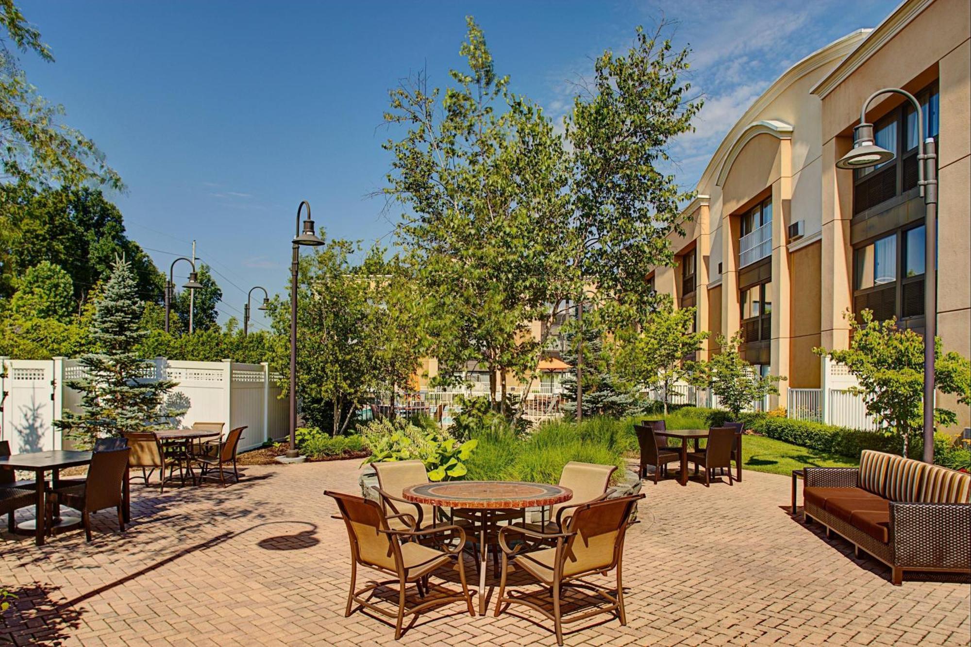 Courtyard Montvale Hotell Exteriör bild